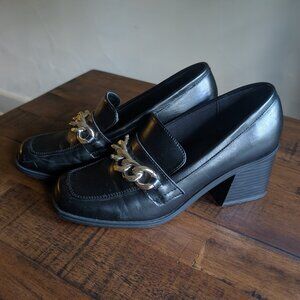 nine west char patent leather loafer heels w/ gold chain in black (US 7)